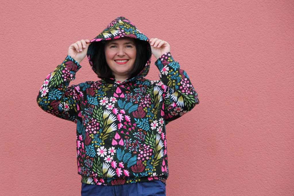 couture - sweat capuche FRIKKA Fibremood - tissu flower power (via mercipourlechocolat.fr)