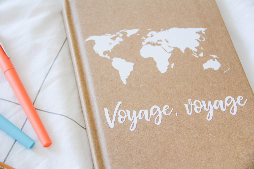 DIY - customiser un carnet de voyage en kraft avec Cricut - sticker mappemonde worldmap