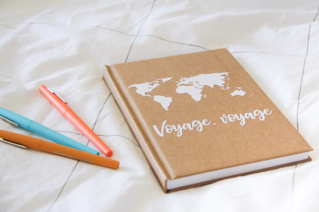 DIY - customiser un carnet de voyage en kraft avec Cricut - sticker mappemonde worldmap