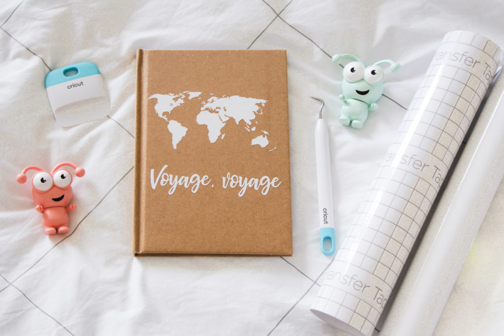 DIY - customiser un carnet de voyage en kraft avec Cricut - sticker mappemonde worldmap