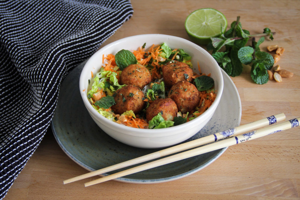 Recette facile - bouchées de merlu blanc MSC en salade, façon thaï