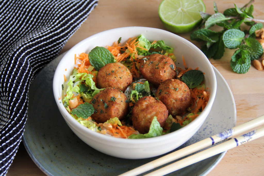 Recette facile - bouchées de merlu blanc MSC en salade, façon thaï