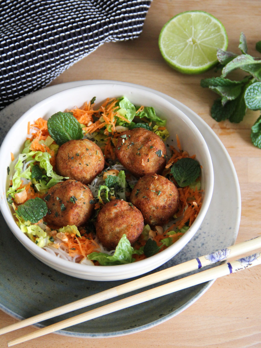 Recette facile - bouchées de merlu blanc MSC en salade, façon thaï