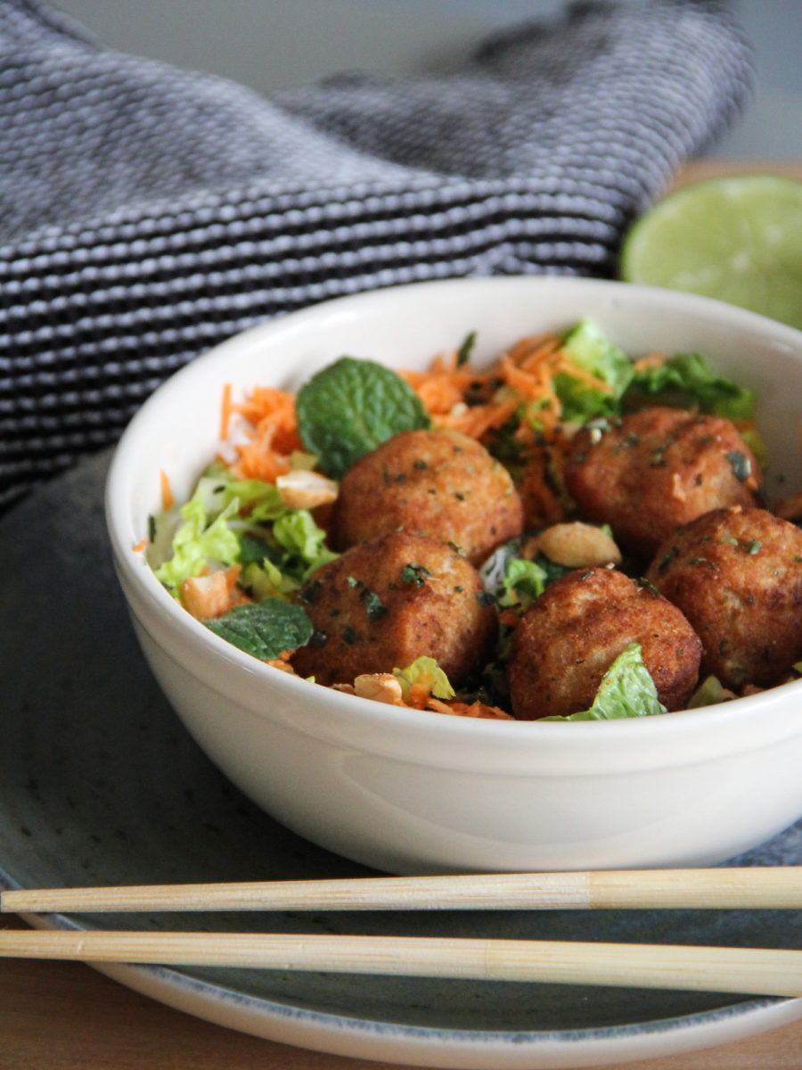 Recette facile - bouchées de merlu blanc MSC en salade, façon thaï