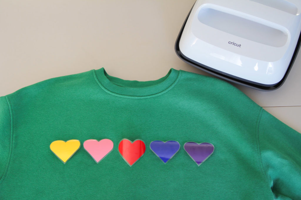 DIY - sweat coeurs arc-en-ciel CRICUT