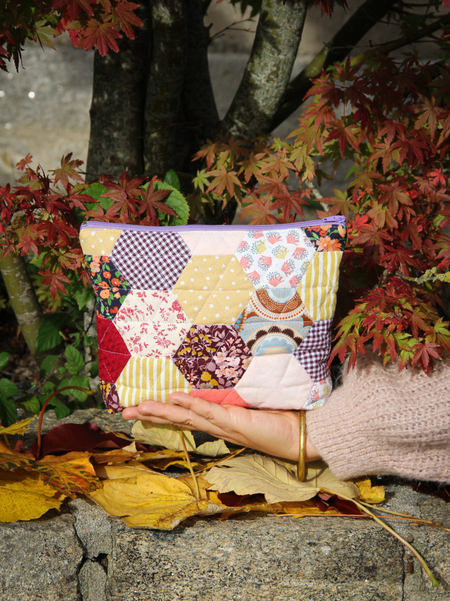 COUTURE DIY - pochette zippée en patchwork hexagonal - upcycling tissus