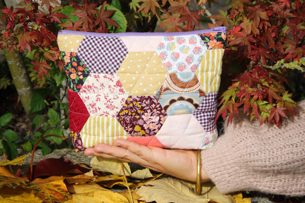 COUTURE DIY - pochette zippée en patchwork hexagonal - upcycling tissus